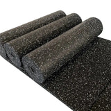 גלילי גומי שחורים עם נקודות לבנות על רקע לבן