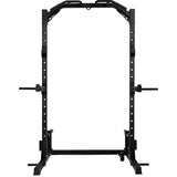 חצי כלוב משקולות מקצועי בצבע שחור מלא – זווית חזיתית עם מוט מתח רב-אחיזות ומקבילים, מתאים לחדר כושר ביתי.